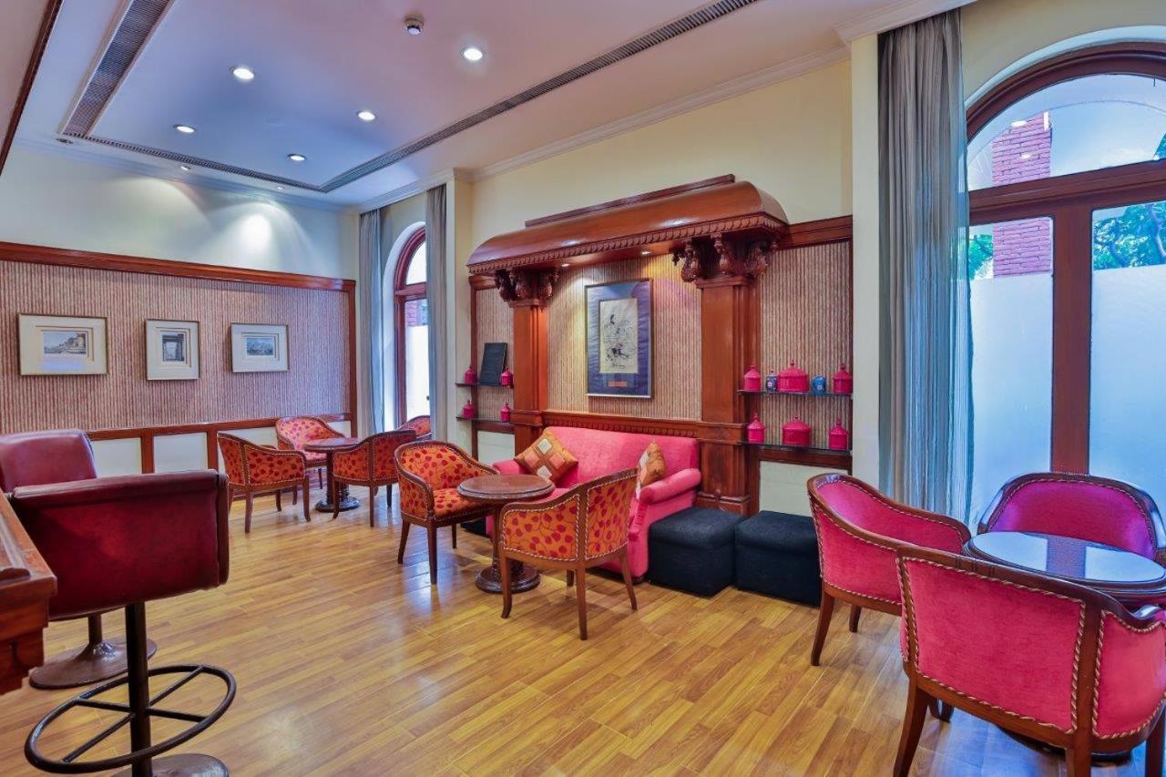 Taj Ganges Varanasi Esterno foto The lounge at the station